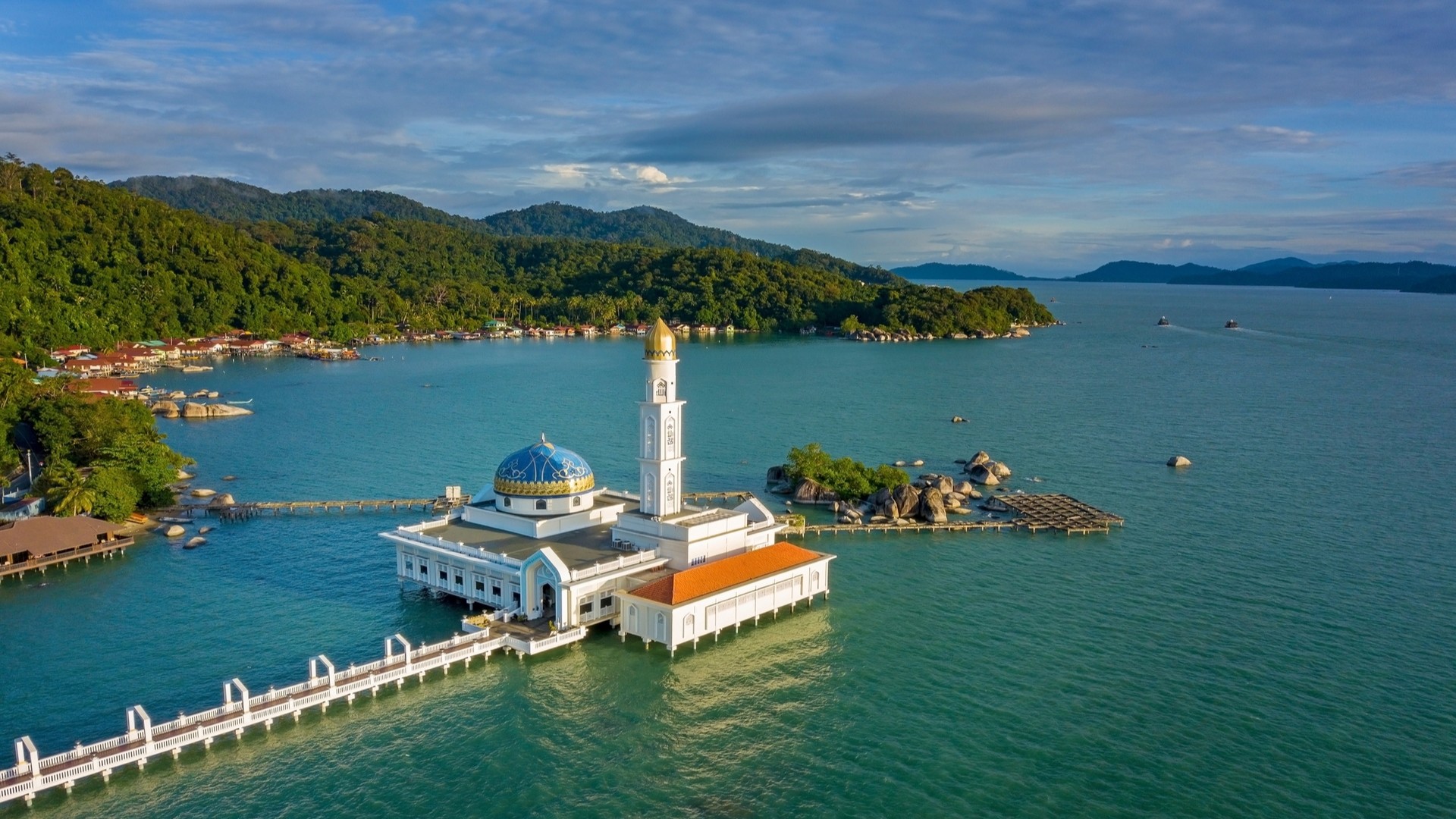 Плавучая мечеть на острове Пангкор, Малайзия.