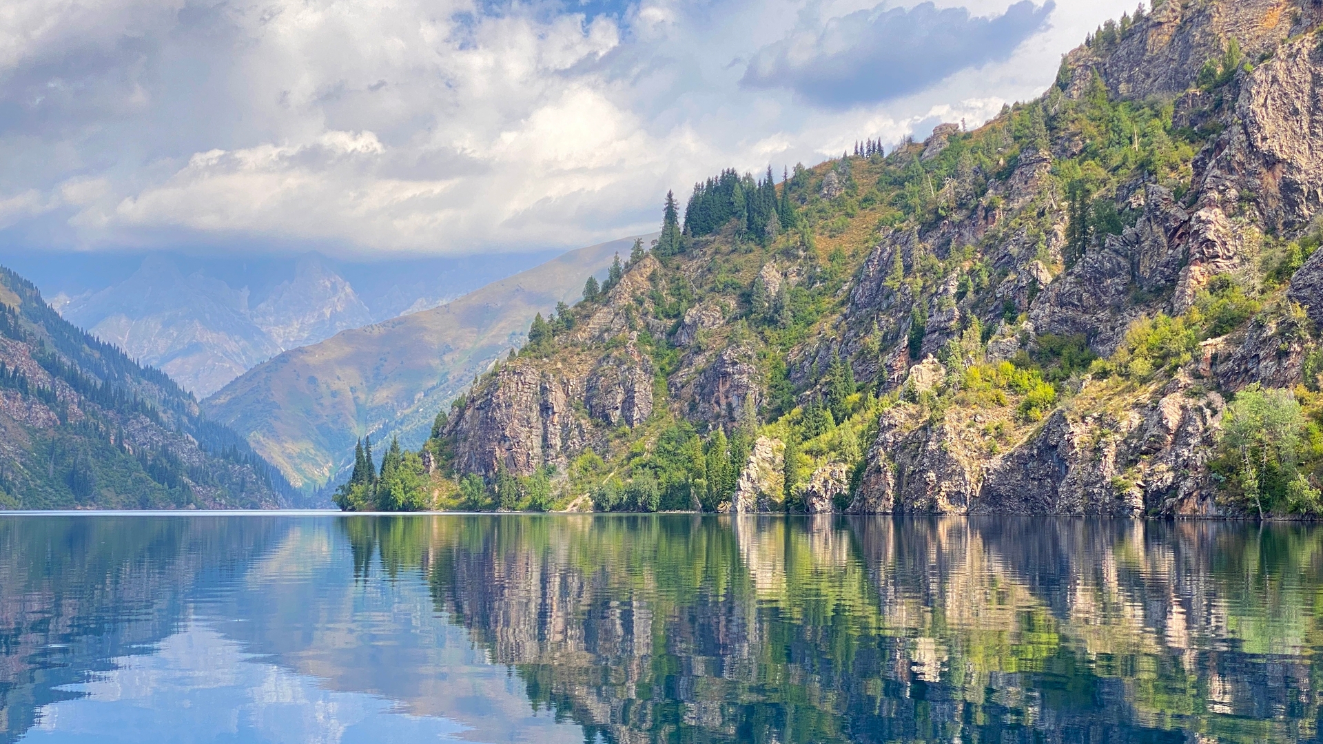 Живописное озеро Сары-Челек.