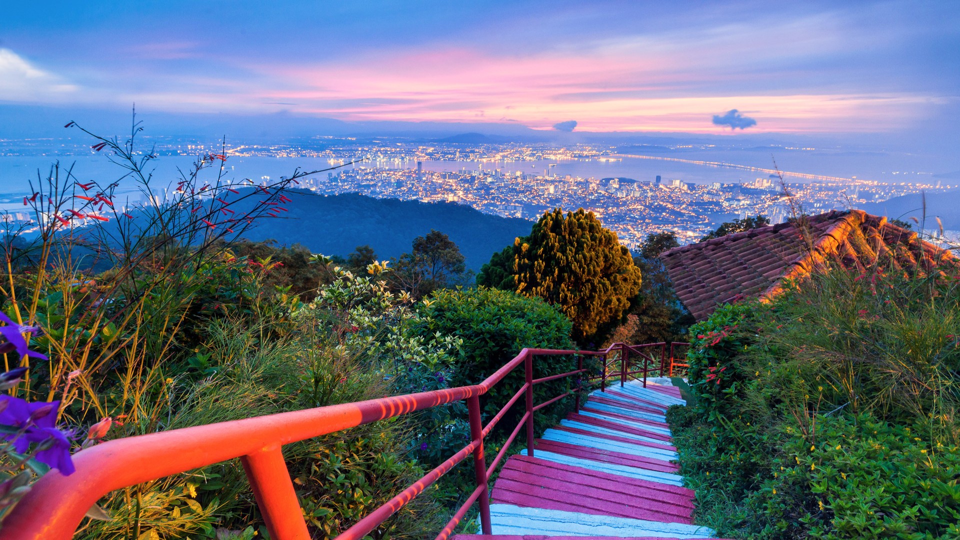 Город Джорджтаун со смотровой площадки Пенанг-Хилл во время рассвета.