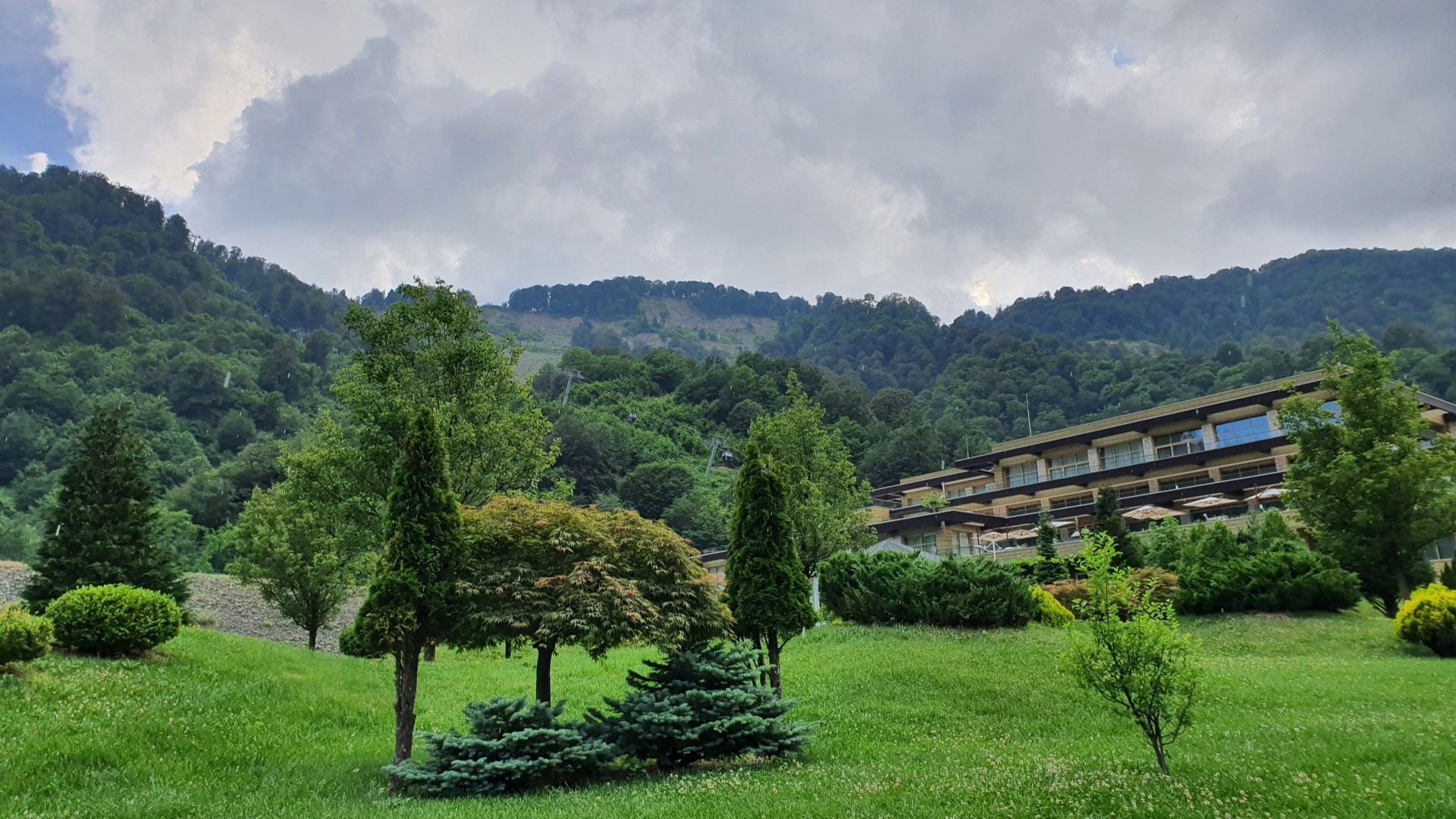 Qafqaz Tufandag Mountain Resort Hotel среди зелени и гор.