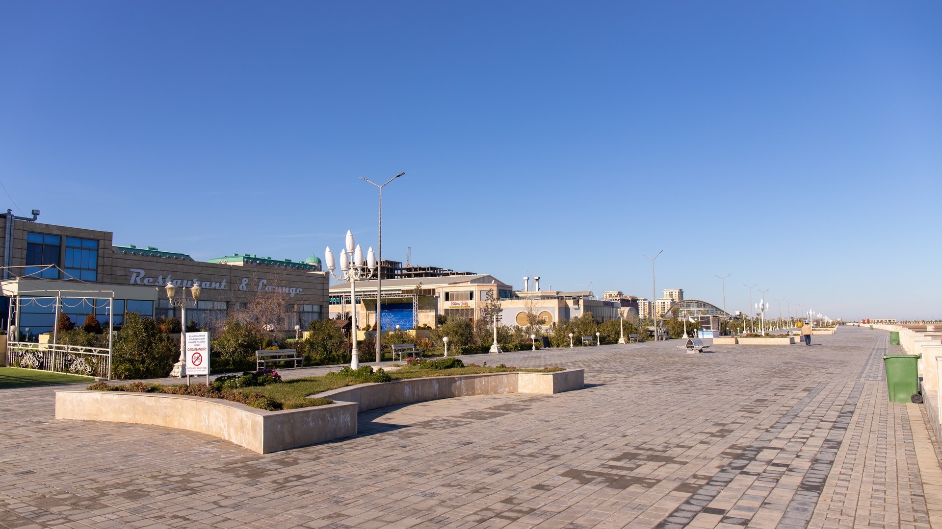 Тихий бульвар у Каспийского моря в городе Сумгаит.