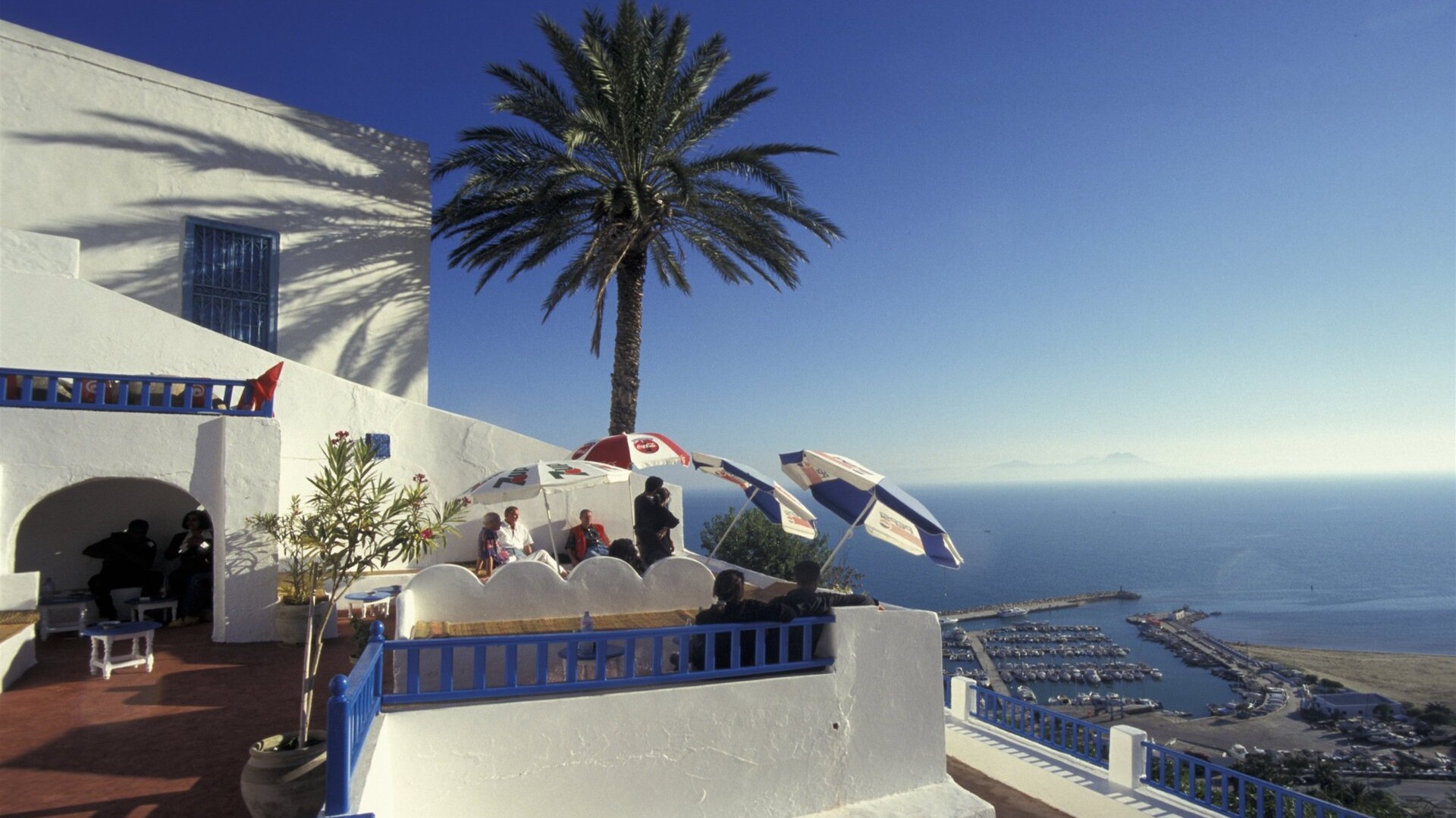 Терраса ресторана и бара с видом на Средиземное море, Сиди-Бу-Саид.