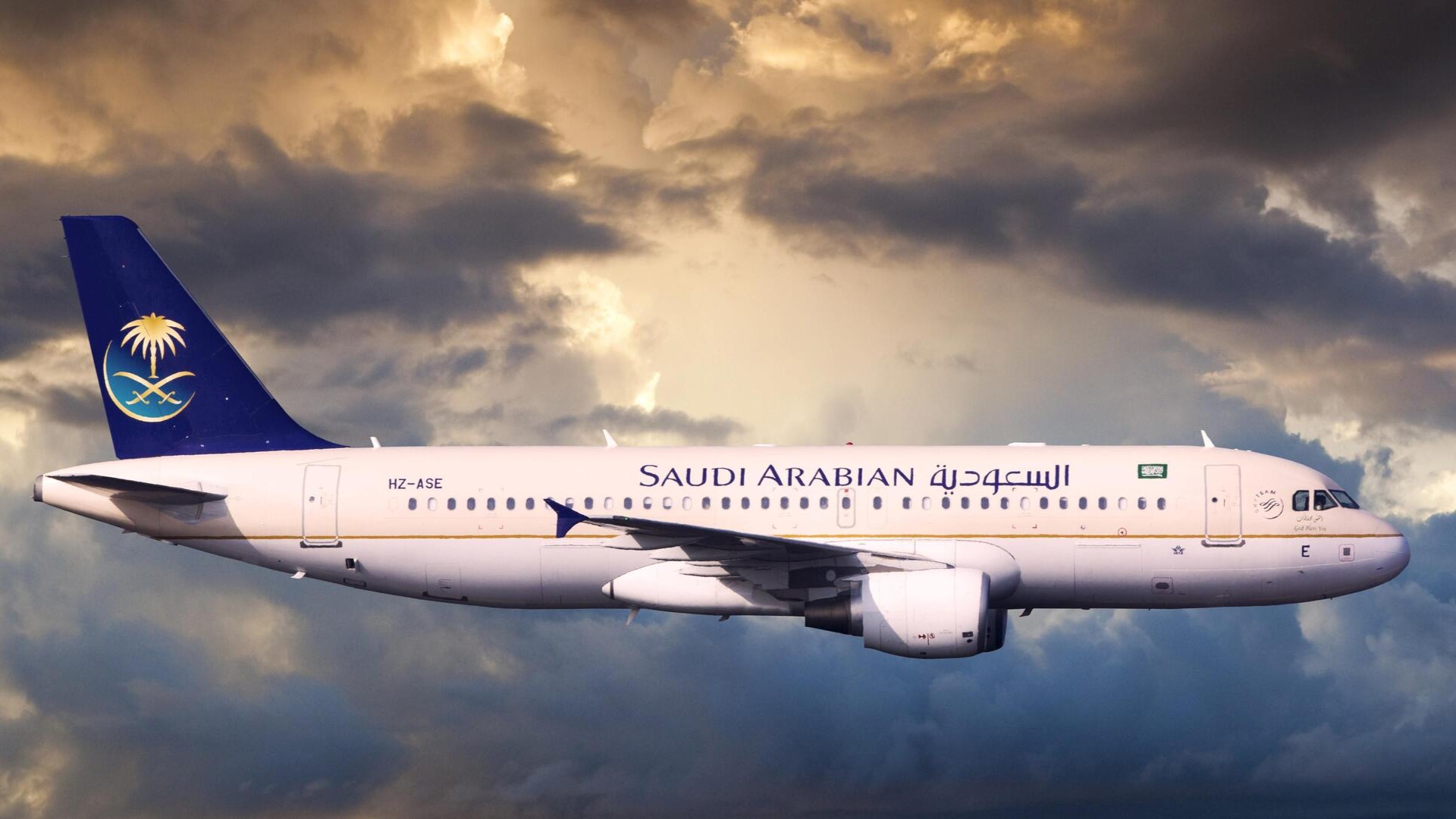 Самолет авиакомпании Saudi Arabian Airlines в полете в вечернем свете.